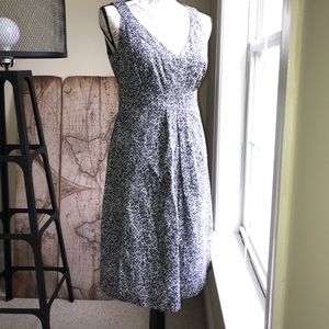 NY & Co. gray white patterned knee length dress 6